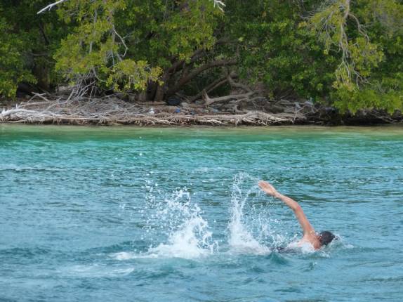 Atravessando a nado o canal de mar ao norte de Caye Caulker, na grande barreira de corais de Belize